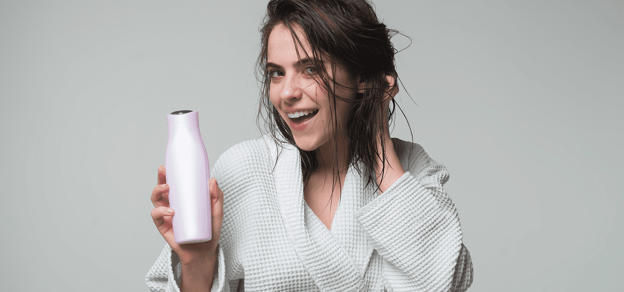 Mulher sorridente secando o cabelo