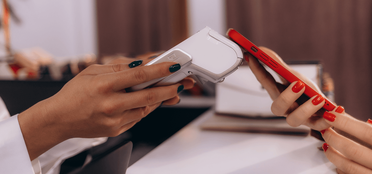 Mulher fazendo pagamento por aproximação