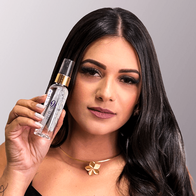 Garota Exibindo Produto